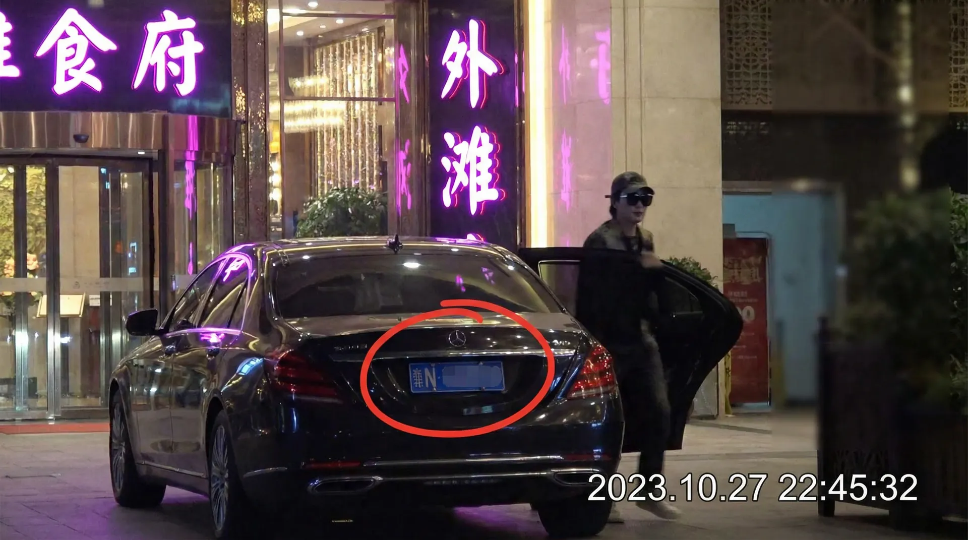 黑料吃瓜网 - 豪车餐厅外偷拍